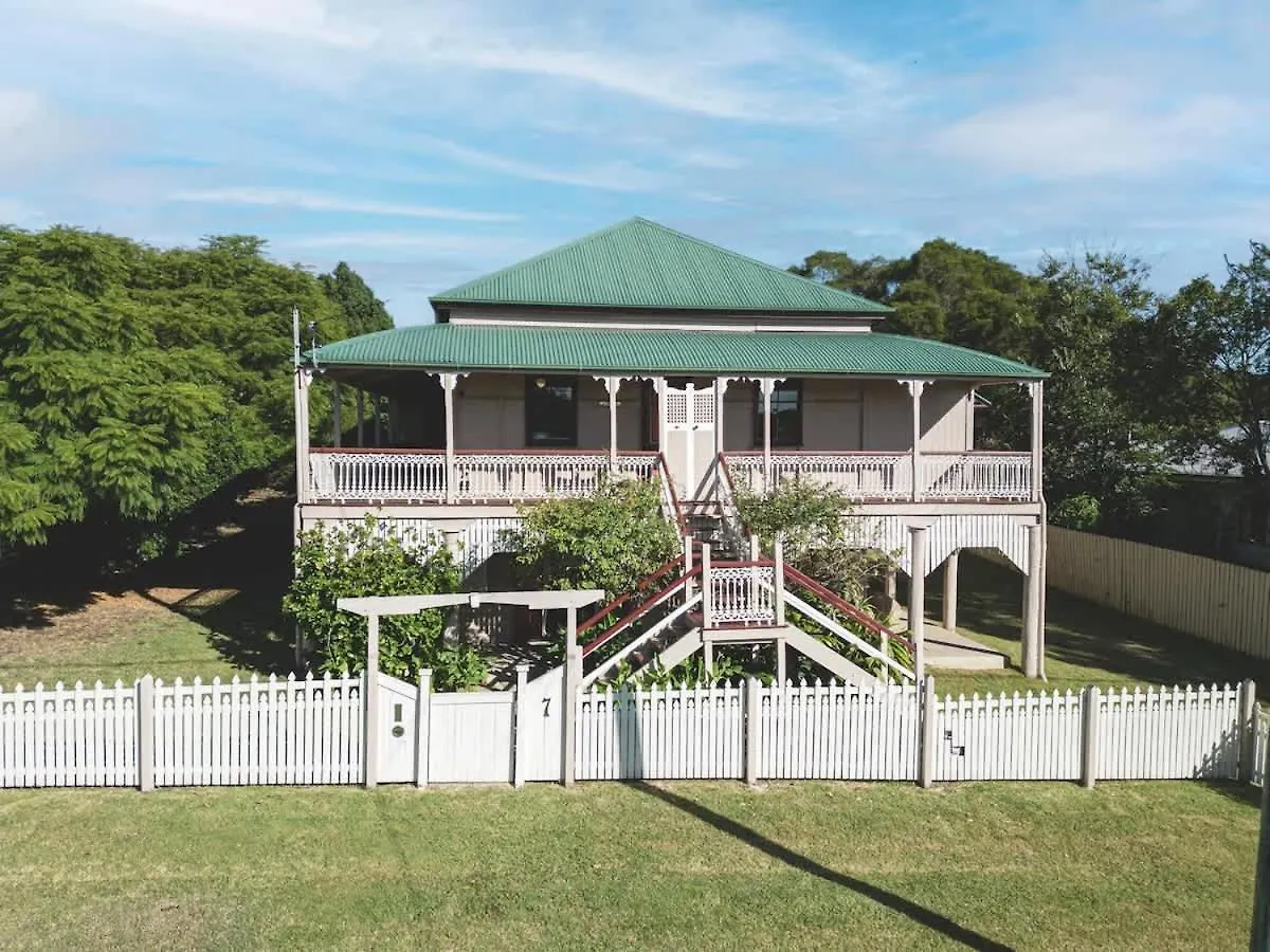 Holiday home Urban Getaway Ipswich Colonial 6 Bed 3 Bath Villa
