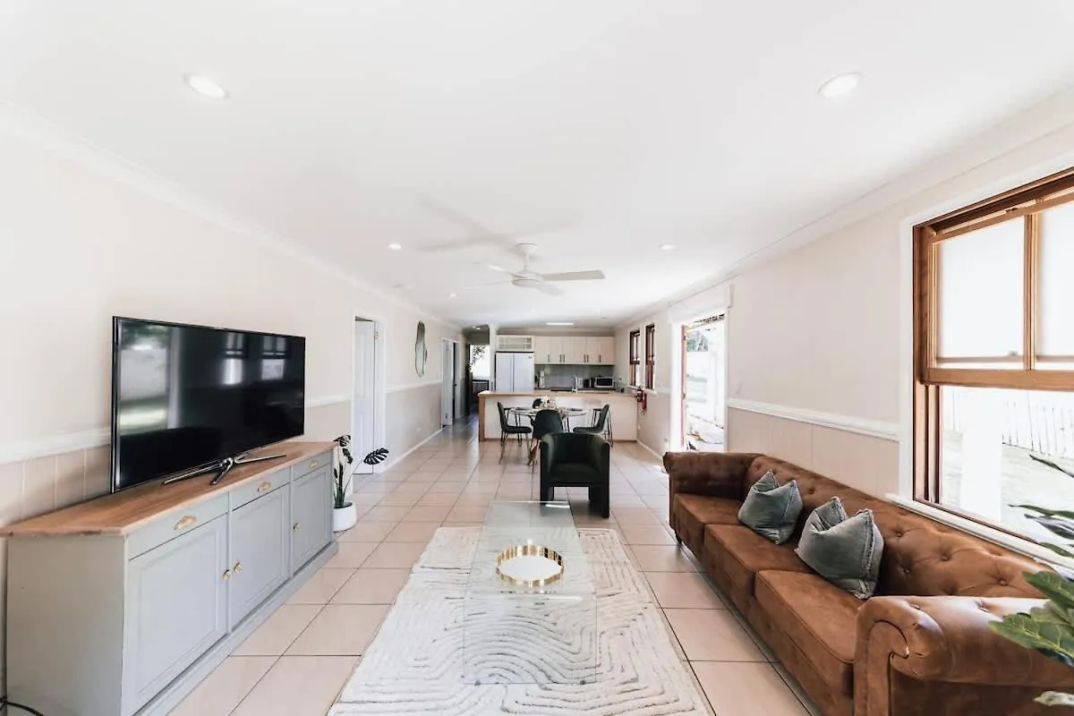 Urban Getaway Ipswich Colonial 6 Bed 3 Bath Villa 0*,  Australia
