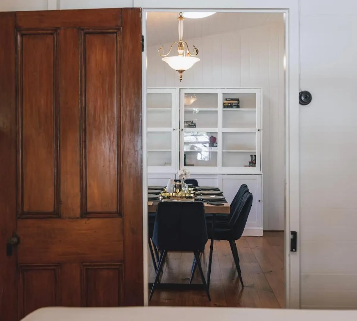 Urban Getaway Ipswich Colonial 6 Bed 3 Bath Villa 0*,  Australia
