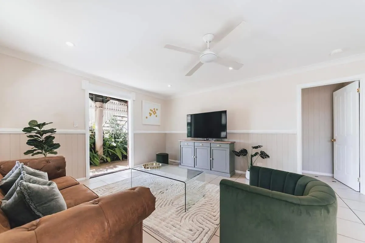 Urban Getaway Ipswich Colonial 6 Bed 3 Bath Villa
