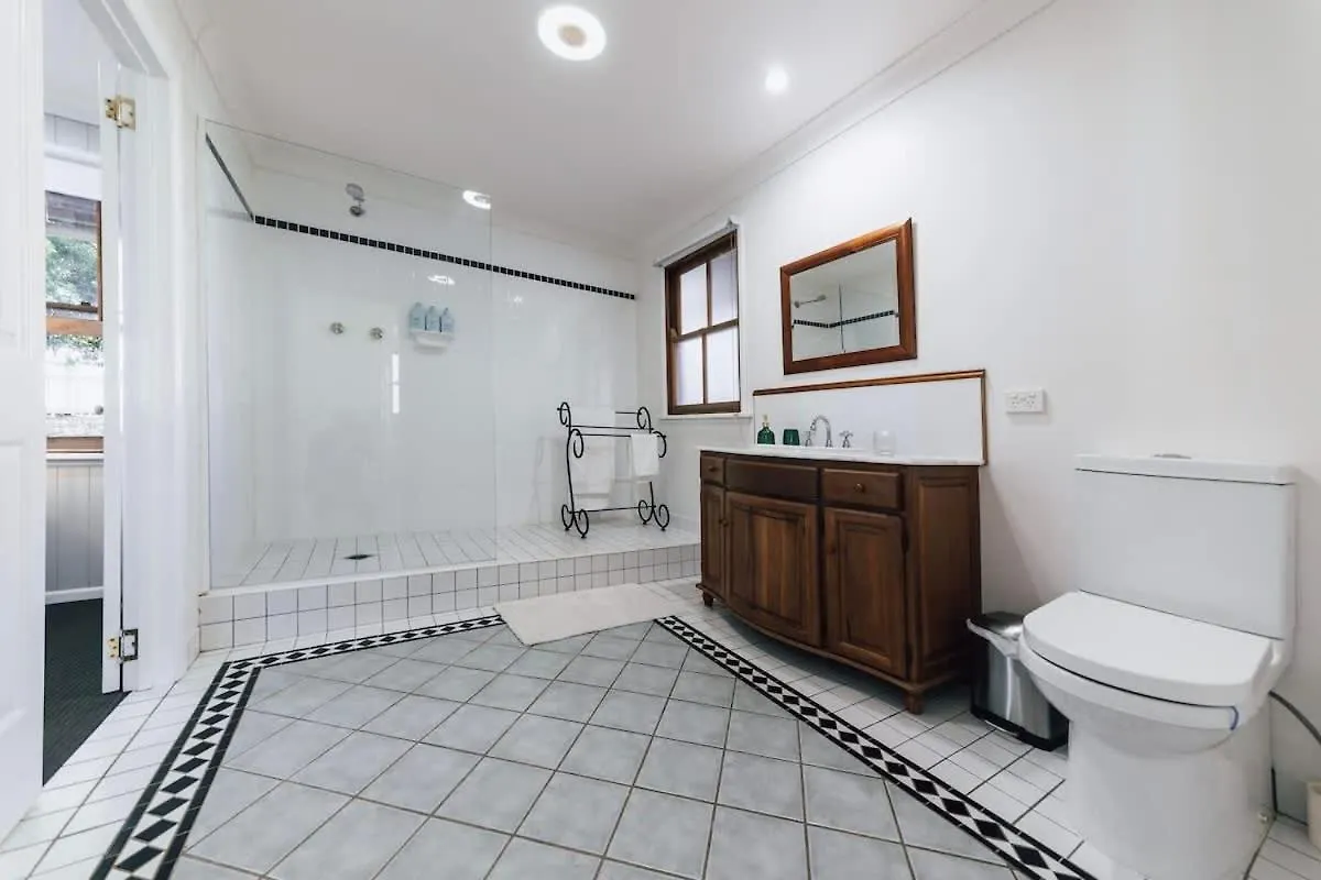 Urban Getaway Ipswich Colonial 6 Bed 3 Bath Villa