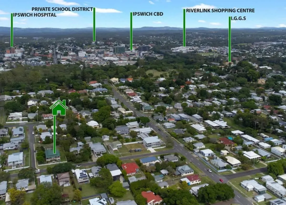 Urban Getaway Ipswich Colonial 6 Bed 3 Bath Villa 0*,  Australia