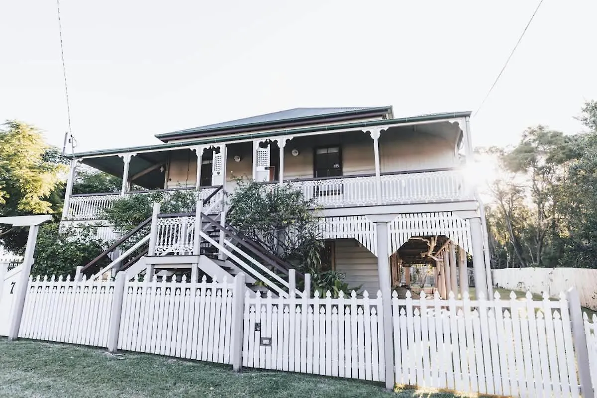 Urban Getaway Ipswich Colonial 6 Bed 3 Bath Villa