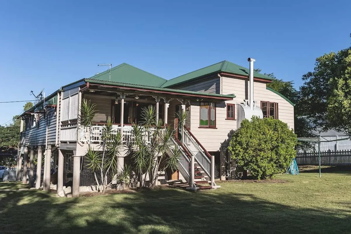 Urban Getaway Ipswich Colonial 6 Bed 3 Bath Villa Holiday home