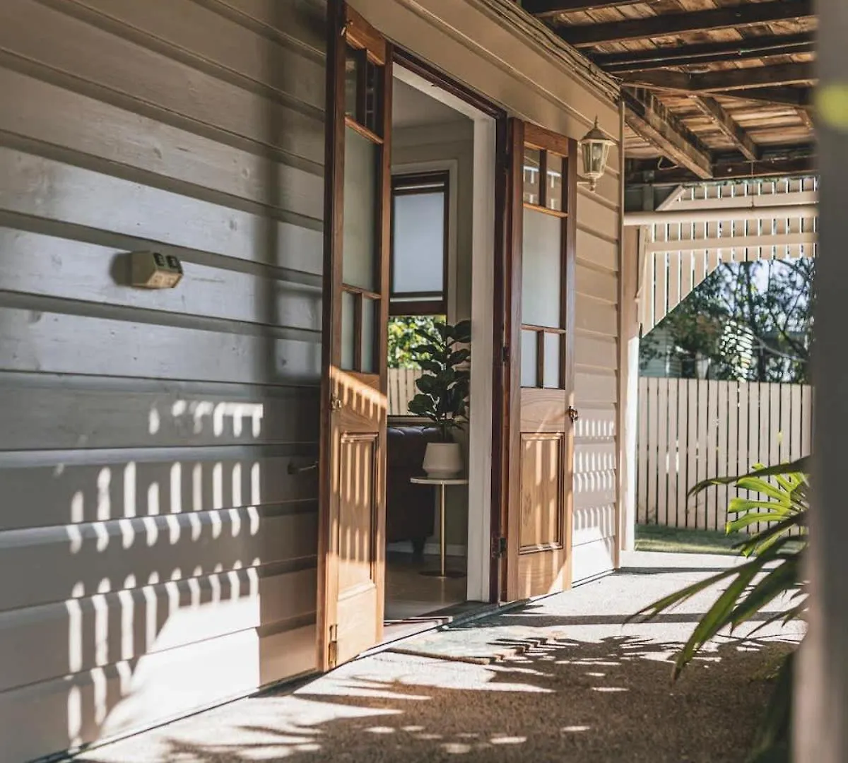 Urban Getaway Ipswich Colonial 6 Bed 3 Bath Villa 0*,  Australia