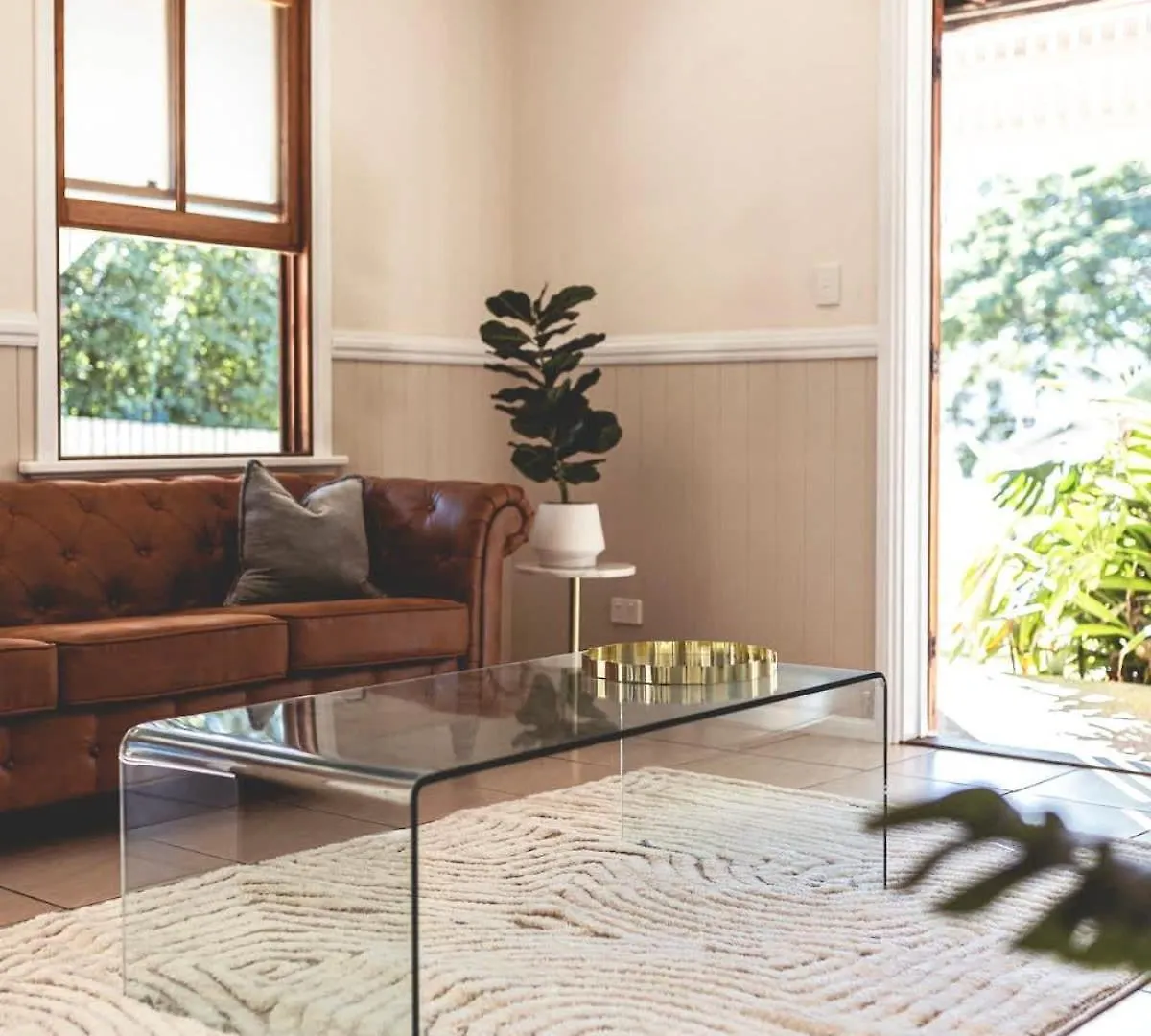 Urban Getaway Ipswich Colonial 6 Bed 3 Bath Villa